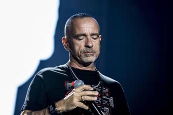 Morto il papa di Eros Ramazzotti laddio del cantante via social