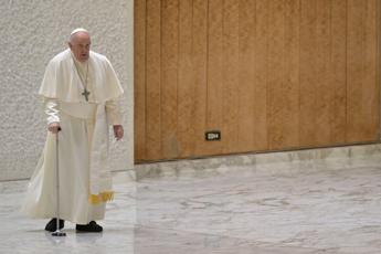 Papa Francesco ancora sintomi influenzali sospese udienze oggi