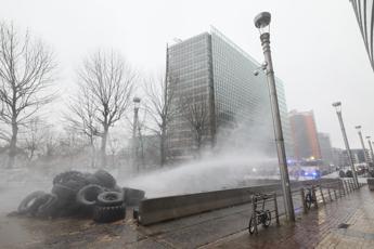 Protesta trattori a Bruxelles sale la tensione agricoltori appiccano roghi e polizia usa idranti