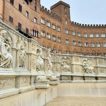 Siena nuova vita per il capolavoro Fonte Gaia di Tito Sarrocchi in Piazza del Campo