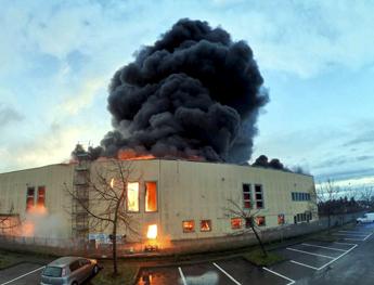 Trucazzano incendio quasi circoscritto timori per la densa colonna di fumo