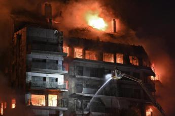 Valencia violento incendio in edificio di 14 piani persone intrappolate