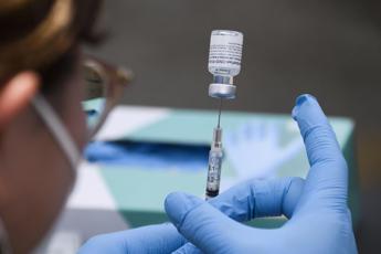 Covid allarme Oms Scesa copertura vaccinale sanitari e over 60 nuova dose dopo 12 mesi