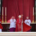 Domenica delle Palme Papa Francesco non legge omelia e si raccoglie in silenzio