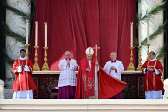 Domenica delle Palme Papa Francesco non legge omelia e si raccoglie in silenzio