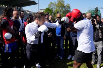 Macron come Rocky presidente in palestra con i guantoni