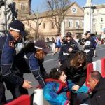 Maratona di Roma blitz di Ultima Generazione su ponte Vittorio Emanuele II