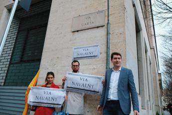 Roma la strada diventa via Navalny davanti allambasciata russa