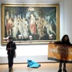 Storico dellarte Studenti capiscono ecovandali opere in museo come merci in vetrina