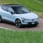 Volvo corre con la EX30 il Suv elettrico che combina performance e sostenibilita