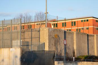 Carcere Beccaria detenuti incendiano materasso e aggrediscono agenti