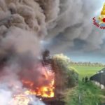 Roma incendio in una discarica abusiva ad Ardea Tenere finestre chiuse