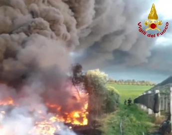 Roma incendio in una discarica abusiva ad Ardea Tenere finestre chiuse