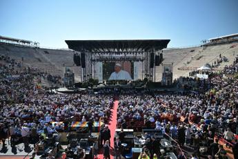 Amadeus lultima diretta Rai da Verona per il Papa