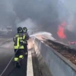 Auto in fiamme in autostrada lunghe code e traffico in tilt