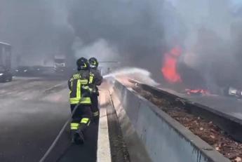 Auto in fiamme in autostrada lunghe code e traffico in tilt