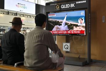 Corea Nord esercitazione con missili nucleari la supervisione di Kim Jong un