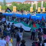 Cortei pro Palestina in diverse citta tensione ai cancelli del Salone del libro a Torino