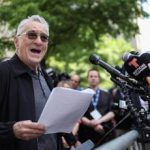 De Niro fuori dal tribunale del processo Trump Se torna scordiamoci la liberta