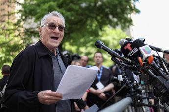 De Niro fuori dal tribunale del processo Trump Se torna scordiamoci la liberta