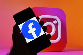 Facebook e Instagram sospetta dipendenza nei bimbi Ue indaga su Meta