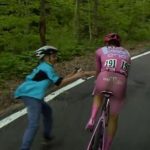 Giro dItalia Pogacar e la borraccia al bambino Video