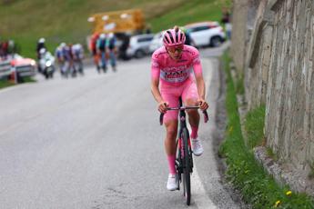 Giro dItalia Pogacar vince 15esima tappa show della maglia rosa