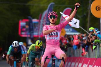 Giro dItalia Pogacar vince in volata ottava tappa ed e sempre piu maglia rosa