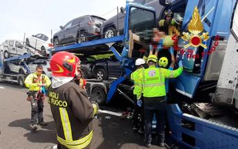 Maxi incidente sullautostrada A1 due morti in uno scontro tra quattro tir e tre auto