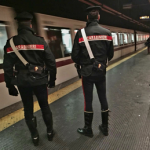 Roma a richiesta biglietto minaccia con coltello vigilante inseguito e bloccato in metro