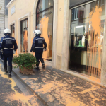 Roma attivisti imbrattano vetrine di via Condotti in 13 bloccati da polizia locale