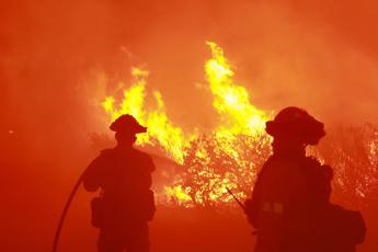 California incendio nella contea di Los Angeles 1.200 evacuati