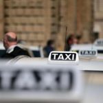 Dimentica pc su taxi a Roma tassista chiede il riscatto