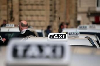 Dimentica pc su taxi a Roma tassista chiede il riscatto