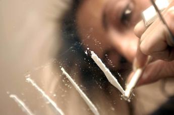 Droga tra giovani italiani cresce uso sostanze psicoattive e consumo cocaina