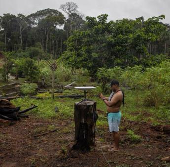 Elon Musk porta internet nella foresta amazzonica e stravolge la vita quotidiana di una tribu