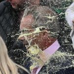 Farage contestato donna gli tira milkshake in faccia