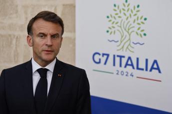 G7 gelo Meloni Macron alla cena lui fa il baciamano