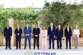 G7 una foto e due donne al centro Giorgia Meloni e Ursula Von der Leyen