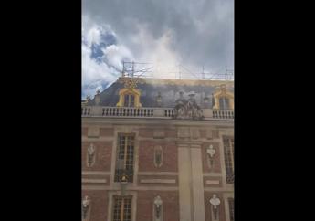 Incendio alla reggia di Versailles densa colonna di fumo e turisti evacuati Video