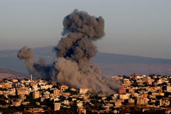 Israele raid nel sud del Libano. Media Enorme riserva armi Hezbollah in aeroporto Beirut