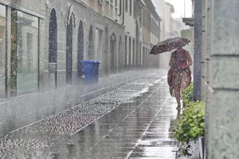 Maltempo in Toscana nubifragi a Castelfiorentino e Pitigliano fulmine su Basilica nel Pisano