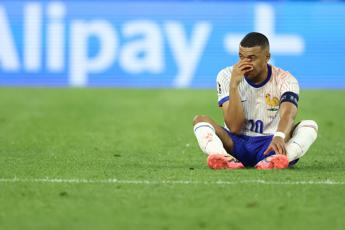 Mbappe e la frattura al naso per ora il capitano della Francia non si opera