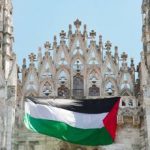 Nuovo blitz di Apuzzo srotola bandiera della Palestina sul Duomo di Milano