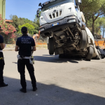 Roma nuova voragine in via Sestio Menas al Quadraro sprofonda betoniera