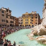 Roma tenta di arrampicarsi su Fontana di Trevi multa da 1.000 euro