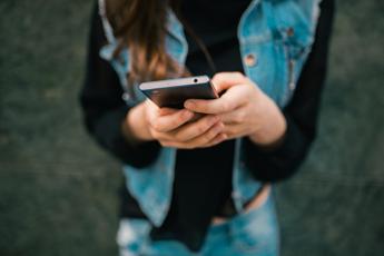 Scuola smartphone vietato Il pediatra Ok nelle prime 2 ore