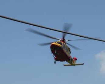 Si schianta con il parapendio su pista ciclabile morto turista 29enne