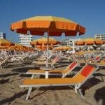 Spiagge indagine Altroconsumo 228 euro in media alla settimana per ombrellone e lettini