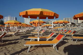 Spiagge indagine Altroconsumo 228 euro in media alla settimana per ombrellone e lettini